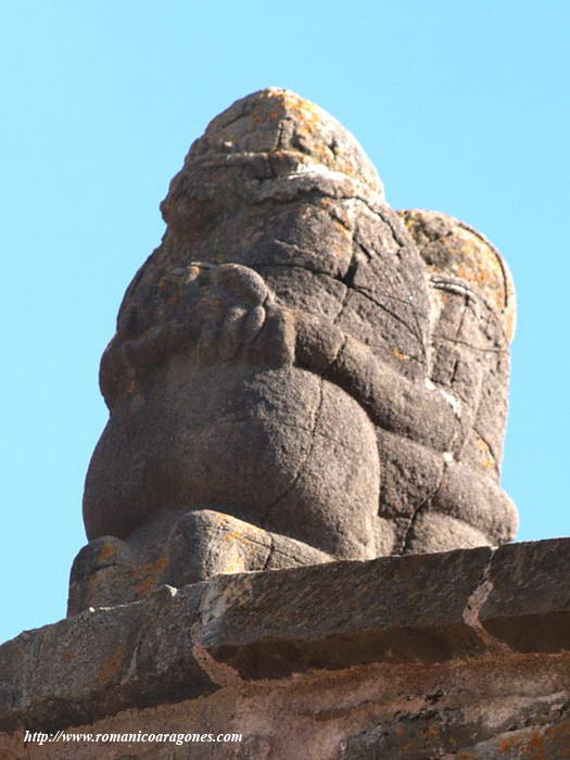 ESCULTURA SOBRE BRAZO NORTE DEL CRUCERO